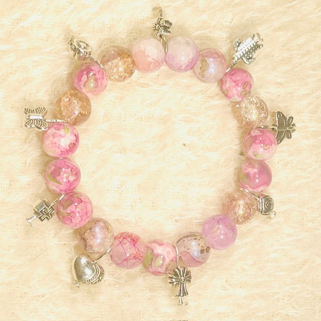 B04 - Bracelet perles verre marbrées rose et breloques