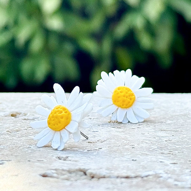 Ohrstecker “Gänseblümchen” - aus Polymerton mit hypoallergenem Edelstahlstecker, weiß