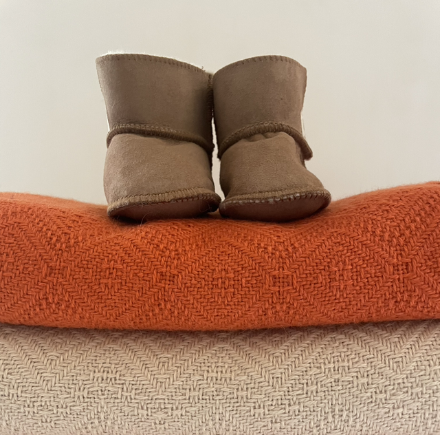 Baby slofjes 14(L) x 9 cm (H) suède met schapenbont gevoerd