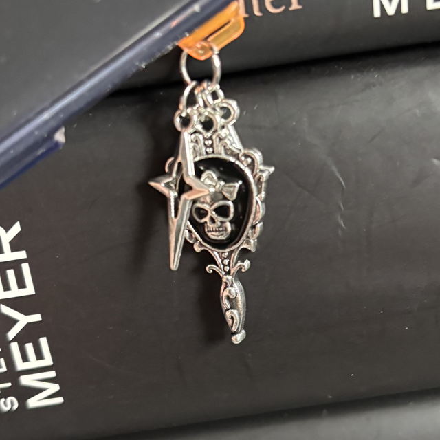Black Skull Mirror With Stars Kindle Charm