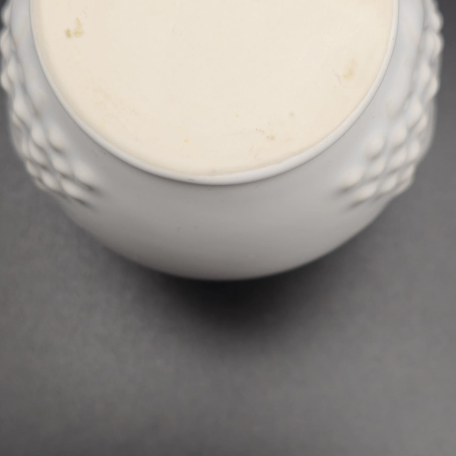 Petit pichet blanc décor grappes