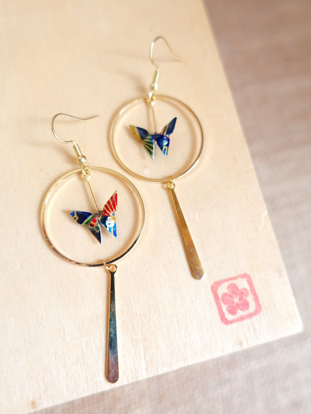 Origami Papillon / INOX doré / Papier japonais washi / Bleu marine, or / Créoles, anneaux / Bijou japonais origami / Boucles d'oreilles /
