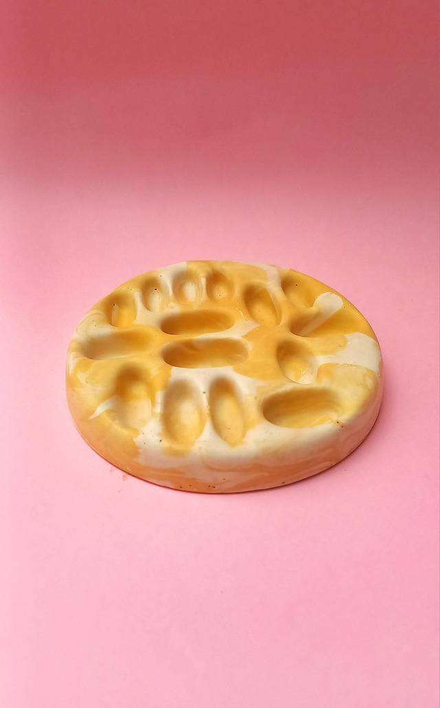 Stojak na biżuterię, kamień beżowo-musztardowy