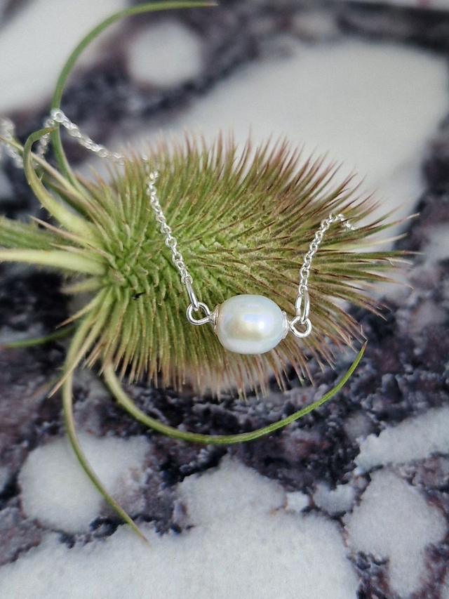 Natural Freshwater white/grey cultured pearl 8x7mm pendant with an 18&quot; Silver chain