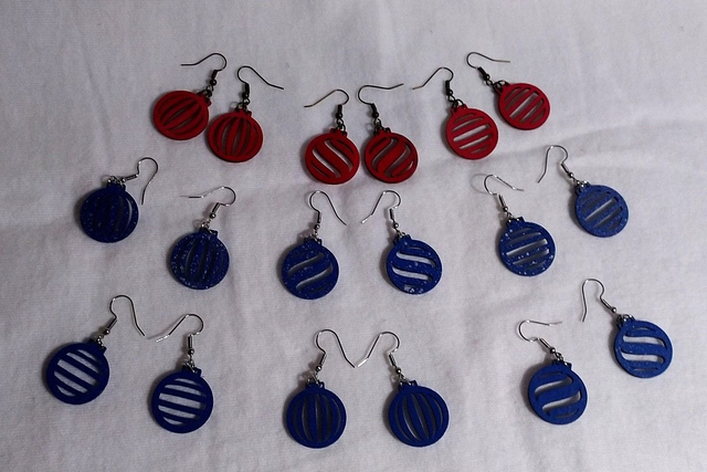 Boucles d'oreilles boules de noël 2D en bois