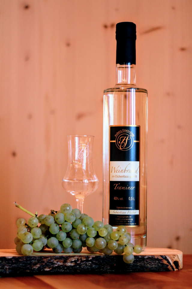 Weinbrand 40% vol.  (im Eichenfass gereift)