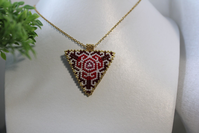 Collier Rococo rouge