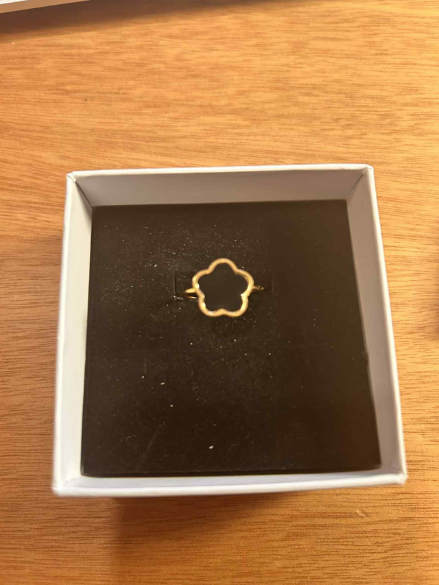 Leaf black ring