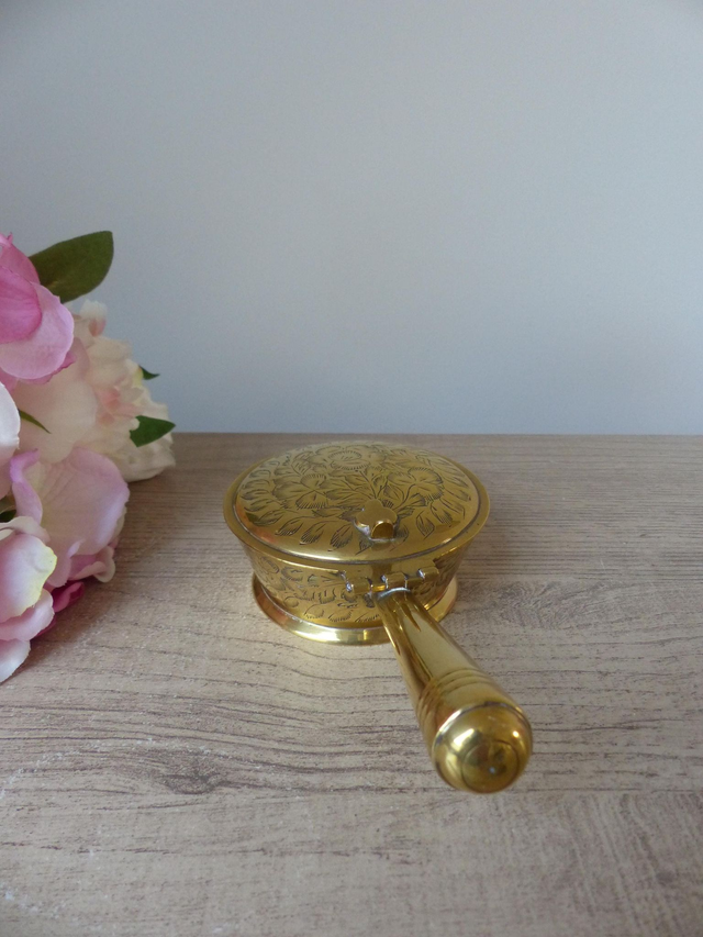 Ramasse-Miettes Vintage en Laiton Gravé – Majordome Silencieux des Années 1960, Artisanat Indien Élégant, Objet Décoration Table