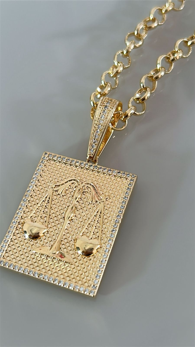 Pingente balança bordas cravejadas em zircônia cristal banhado em ouro 18k