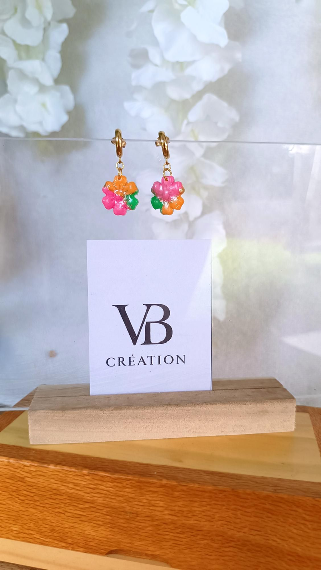 Fleurs tricolores estivales puces anneaux dorés