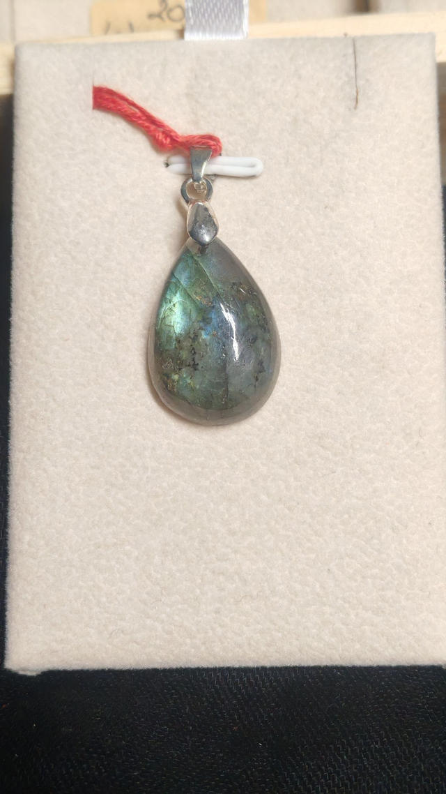 Pendentif petite goutte labradorite, bélière argent 925