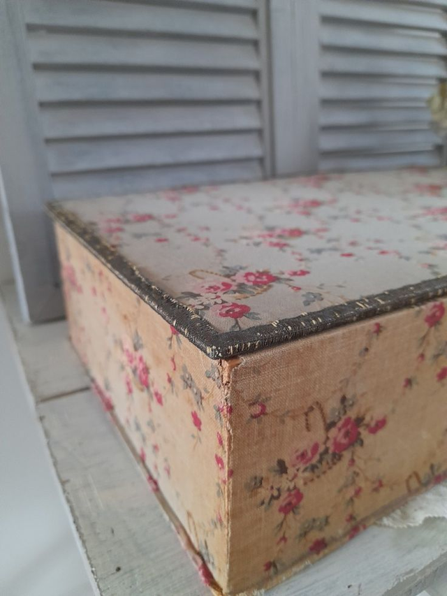 Boite ancienne en carton recouverte de tissu fleuri