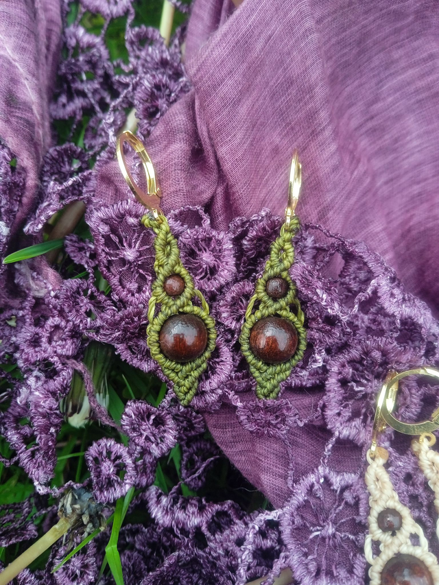 Boucles d'oreilles en micro macramé avec perles en bois