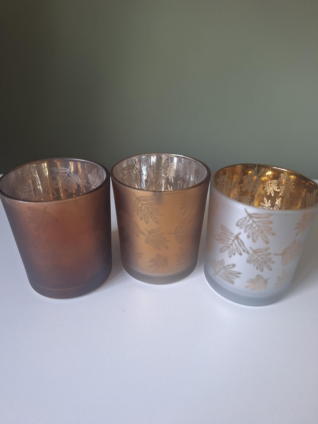 Leaf pattern tealight holder