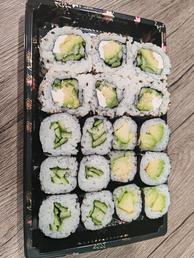 Plt 1 (18 pcs) maki avocat, maki concombre,california avocat concombre fromage 