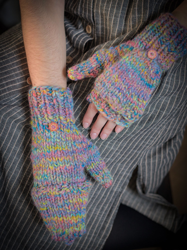 Moufl&#039;taine filée à la main en laine arc en ciel 