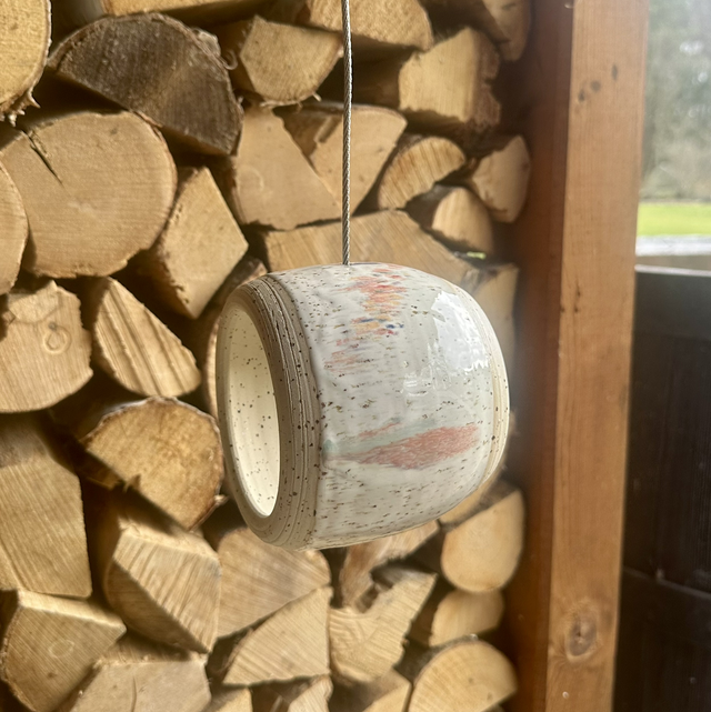 Keramik-Meisentonne – dekorativer Futterspender für kleine Gartenvögel