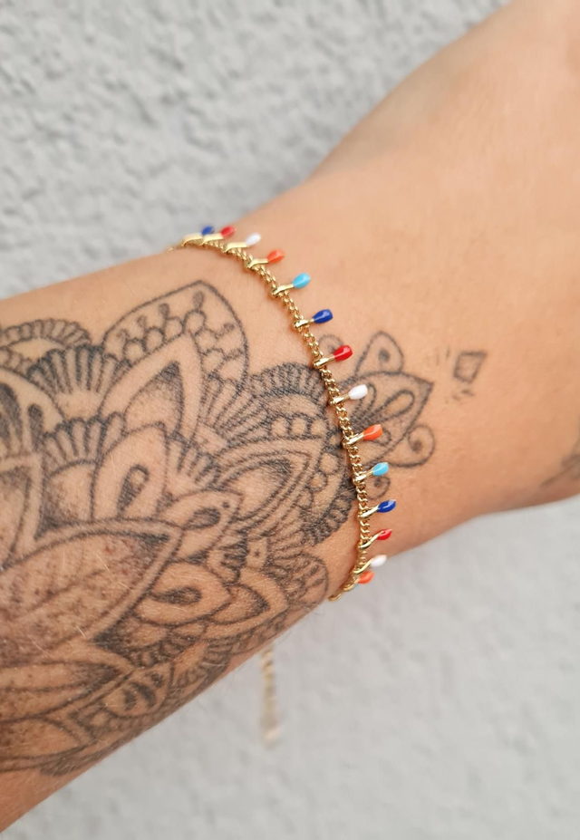 Bracelet en acier doré avec petits pics multicolores