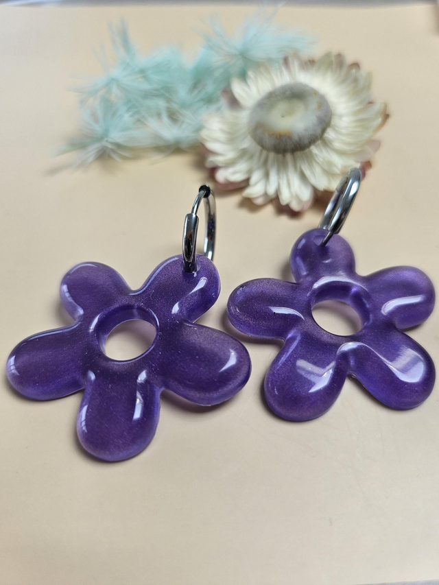 Boucles d&#039;oreilles en résine - Grandes fleurs violettes 