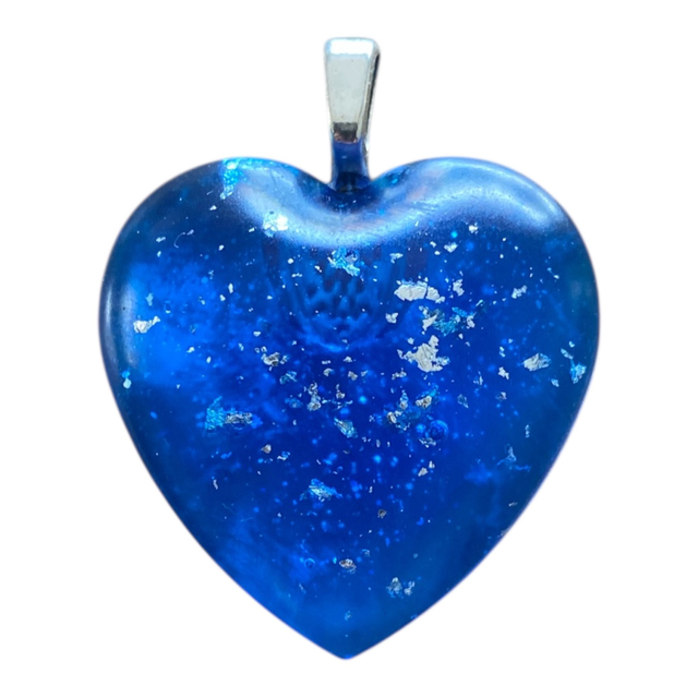 Pendentif coeur en résine bleue