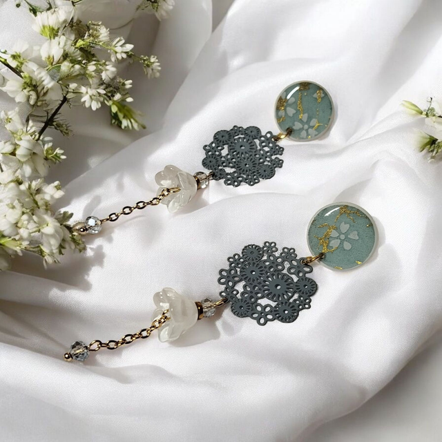 Boucles d'oreilles pendantes motifs japonais gris