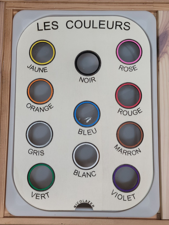 Insert sensoriel bois compatible trofast &quot;les couleurs à trous&quot;