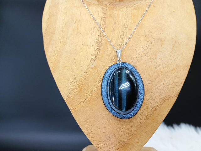Sedna, pendentif en œil de tigre bleu et cuir