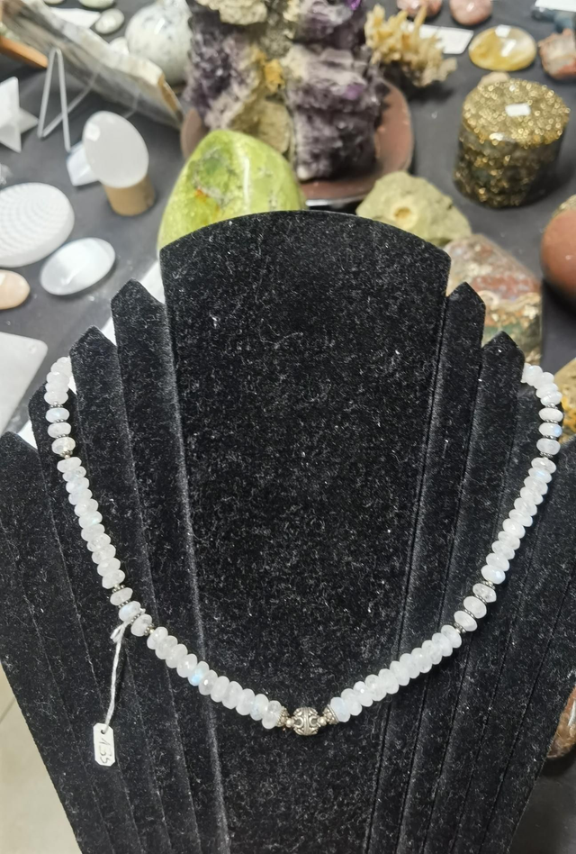 Collier de perles facettées en pierre de lune - suivre le Flux