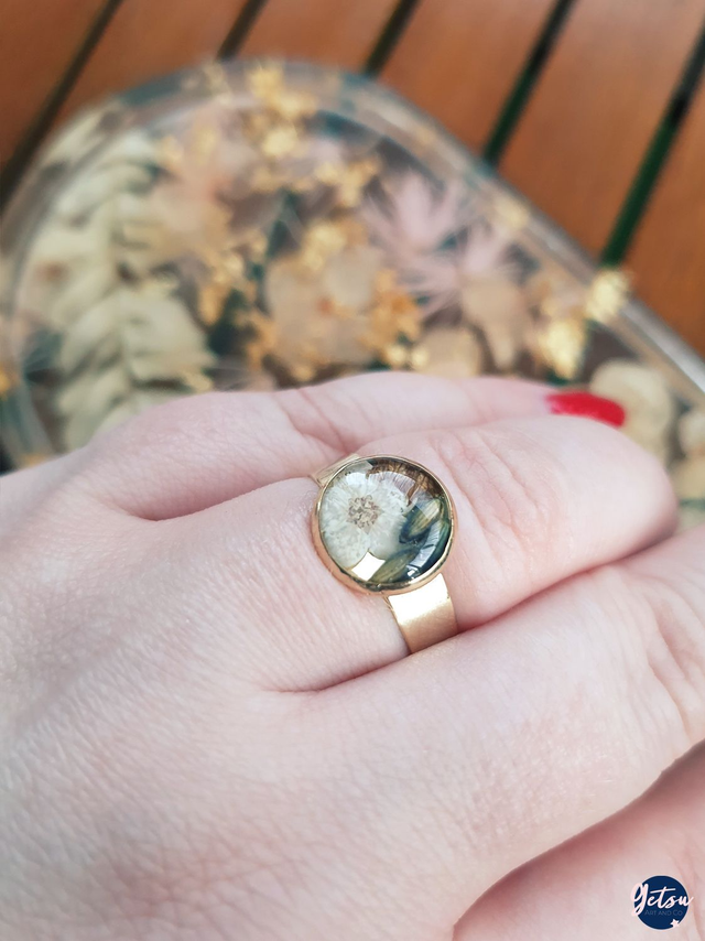 Bague réglable avec fleur de narcisse et gaines de lavande, base or