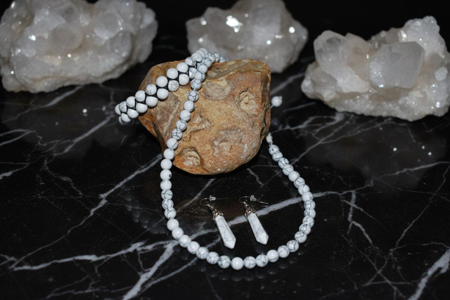 Colliers en howlite