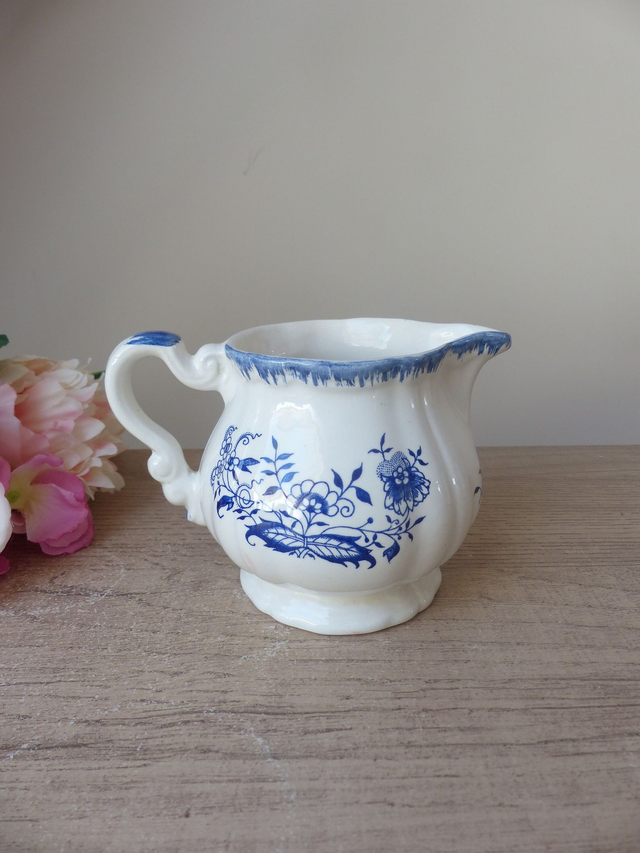 Ancien pot à lait en faïence – Sarraguemines modèle Lancaster – Décor fleurs bleues – Crémier vintage français - Décoration pour cuisine
