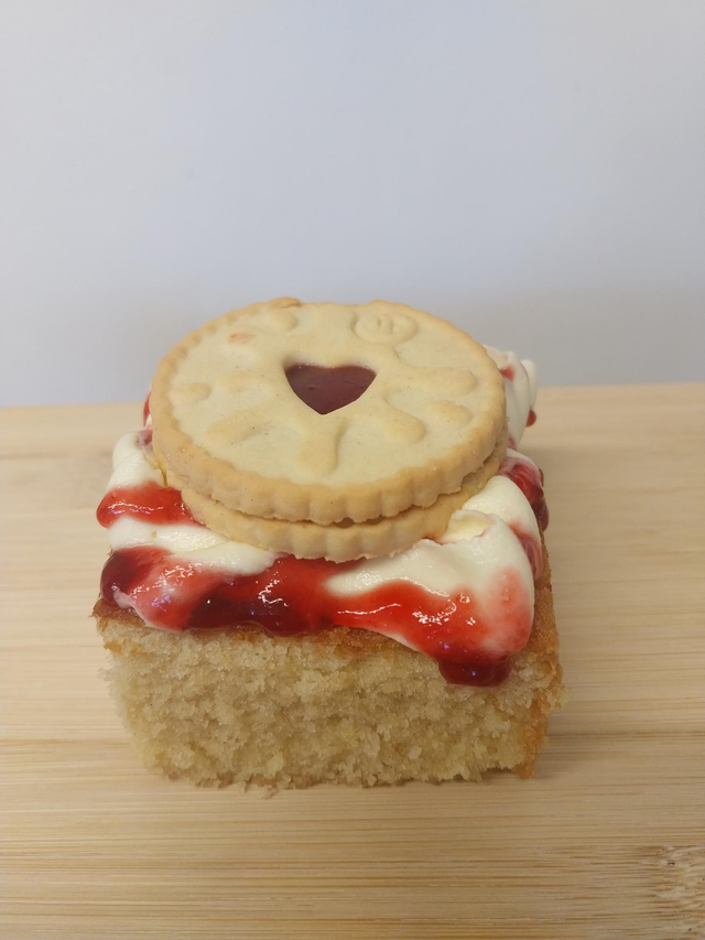 Jammie Dodger Cake