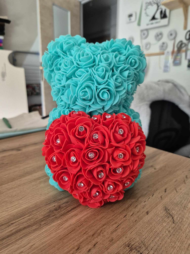 ours en rose artificielle bleu turquoise et son cœur rouge