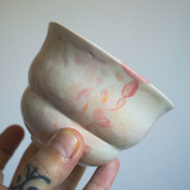 Gobelet multicolore, camaïeu rose et orange