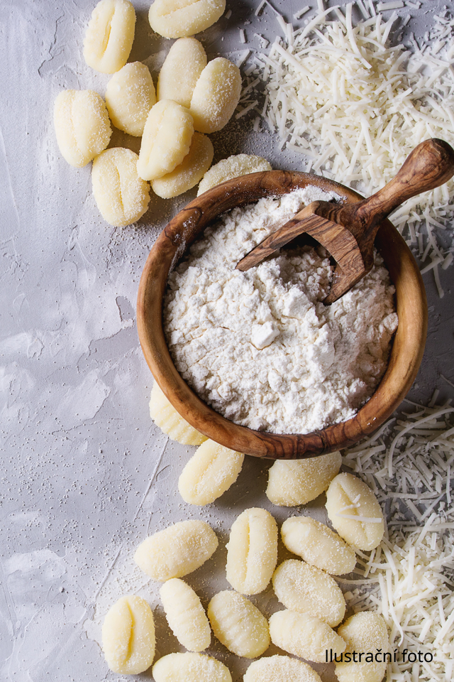 Gnocchi s kuřecím masem, listovým špenátem a smetanou