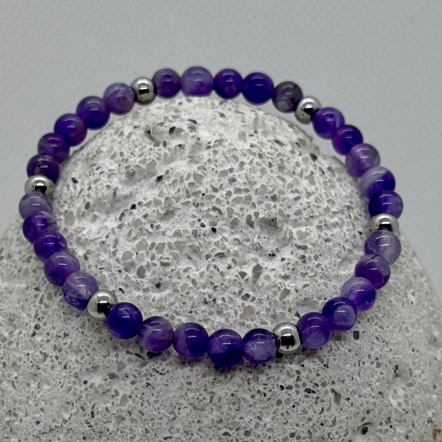 Bracelet en améthyste chevron 6 mm & perles inox – rythme et élégance