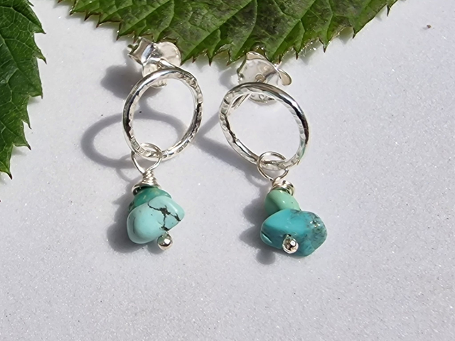 Halo hammered 925 Silver 9mm round ring stud earrings with mini Natural Turquoise stone chip element. Butterfly backs. 1 x Pr 