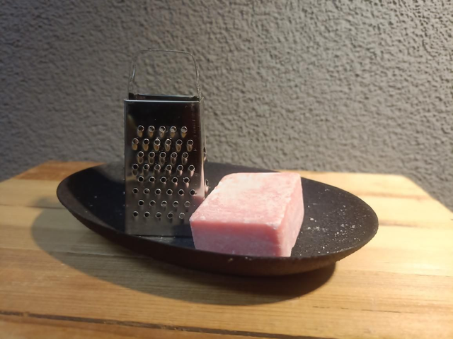 Zwart schaaltje met rasp en 1 amber blokje