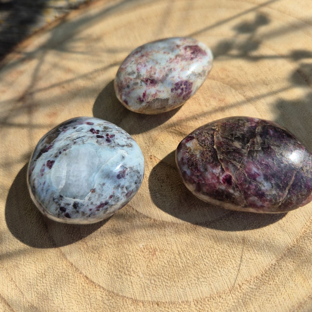 Galet Tourmaline rose sur Quartz