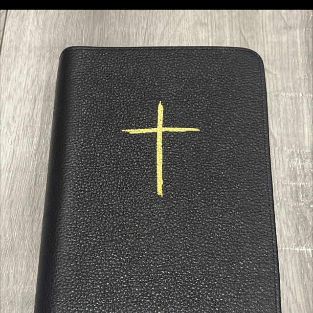 Biblia medie, neagra, simbol cruce