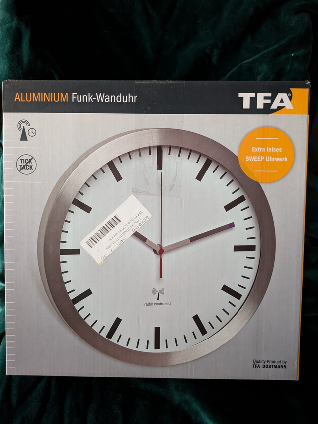TFA Aluminium Funk-Wanduhr mit extra leisem Sweep-Uhrwerk