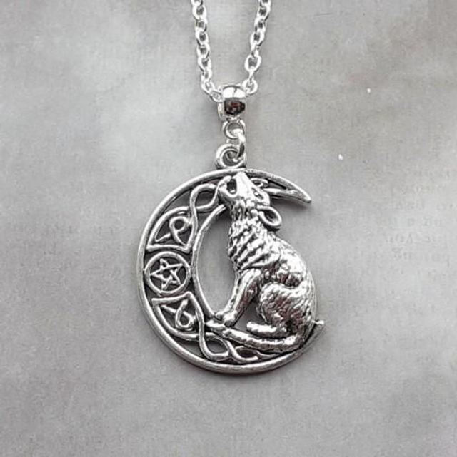 Fridolf Celtic Howling Wolf Necklace 
