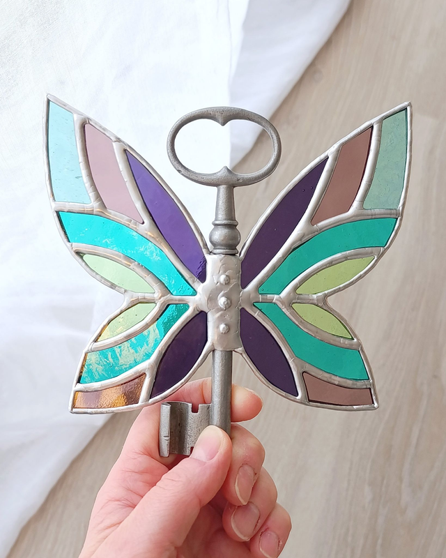 🗝️ Clé volante féerique "Arabella" en vitrail