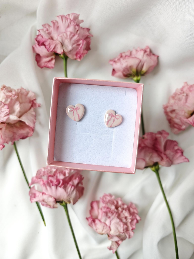 Valentinova kolekcija Roza pentlja - Mali uhani s petljo