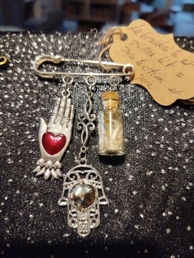 Broche protection et joie 