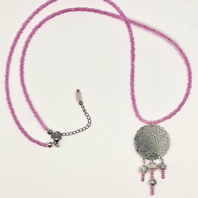 C52 - Collier perle rocaille rose pendentif rosace  