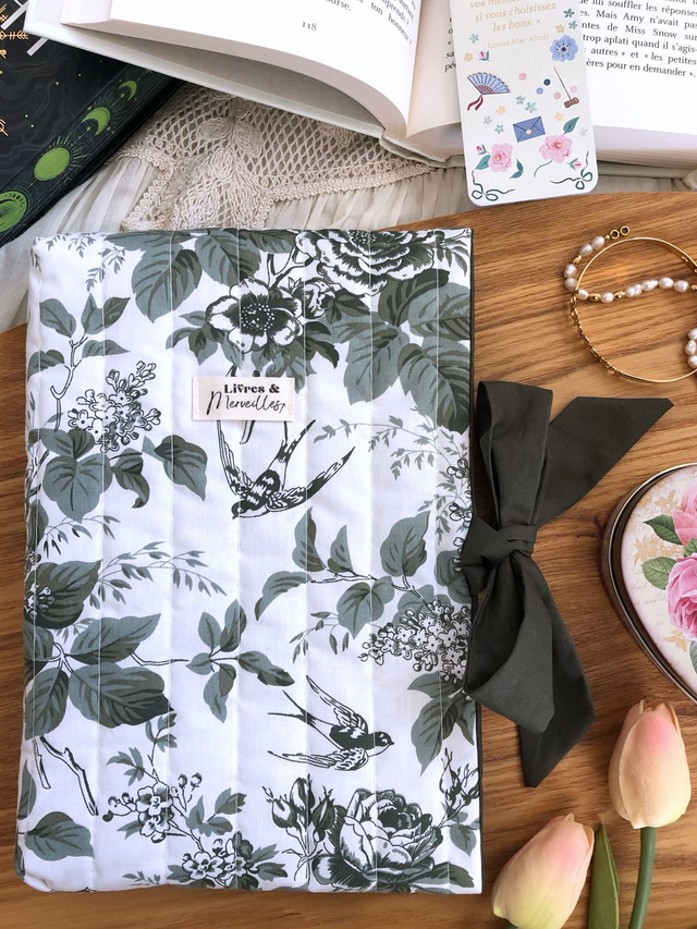 Pochette à livres en coton matelassé Philomèle verte - ouverture latérale avec nœud