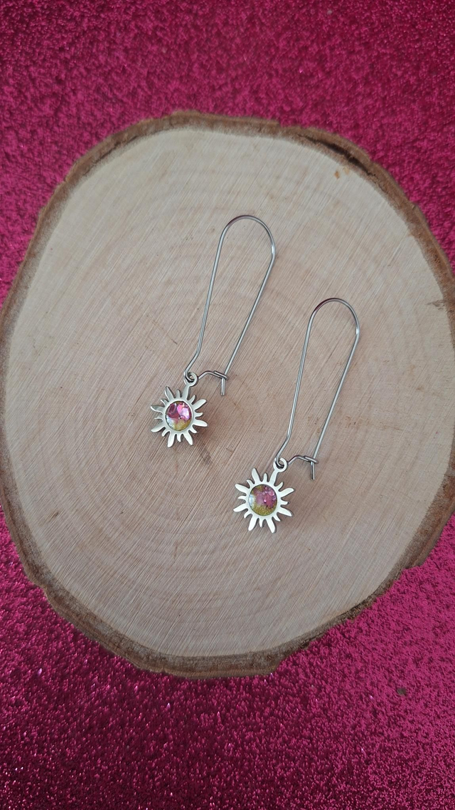 Boucles d&#039;oreilles argentées soleil jaune et paillettes roses 