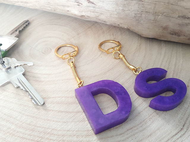 Porte-clés lettre violette